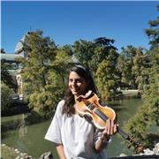 Ofrezco la posibilidad de impartir clases de una forma personalizada en función de la edad, los intereses y motivaciones de cada alumno. Adapto todos los materiales y busco maneras de enfocar el estudio del violín desde una perspectiva enfocada al disfrut